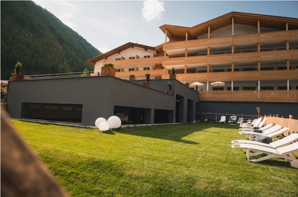 Aktiv & Familienhotel Adlernest - carbon neutral hotel in Senales