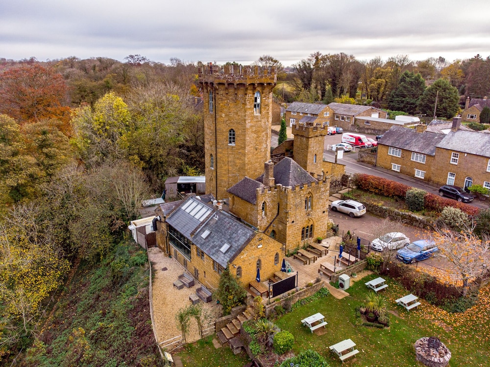Castle at Edgehill — 4-Star Luxury Hotel in Banbury, United Kingdom