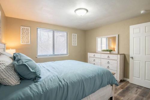 Wood Inn Cozy 2Bd Over The Bridge — 4-Star Luxury Hotel in Peoria, United States
