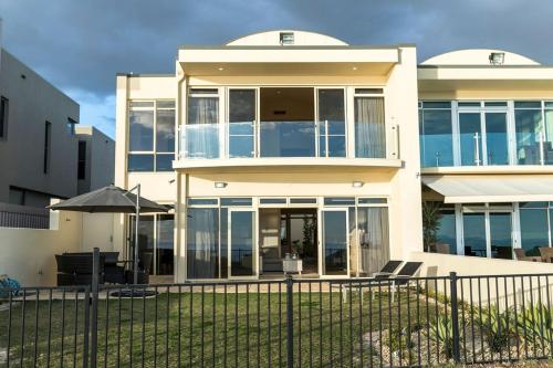 Beach Bliss Ocean Views Private Beach Access — hotel in Grange