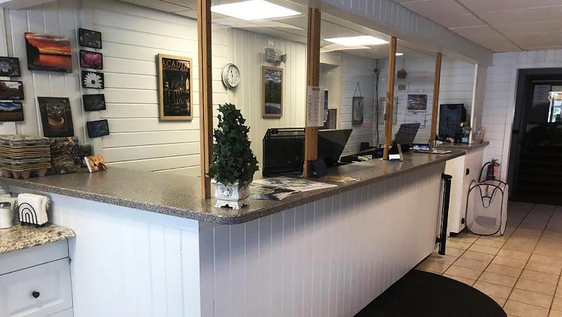 Colonial Inn Ellsworth - photo 28