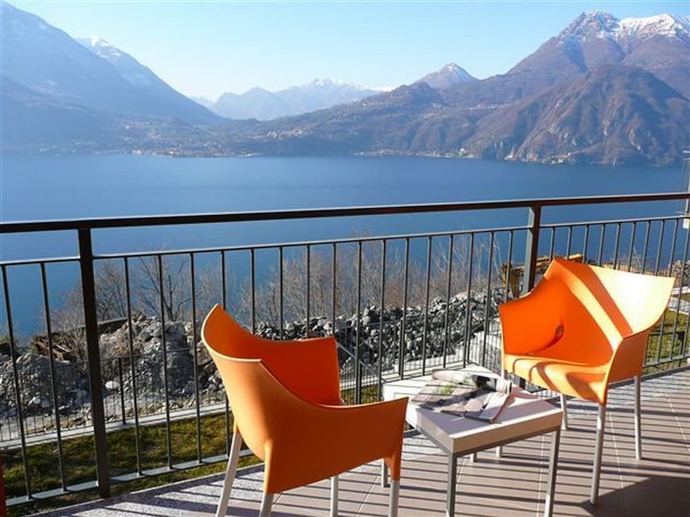 Vista d'Oro Ulivo Apt. 11 — 4-Star Luxury Hotel in Perledo, Italy