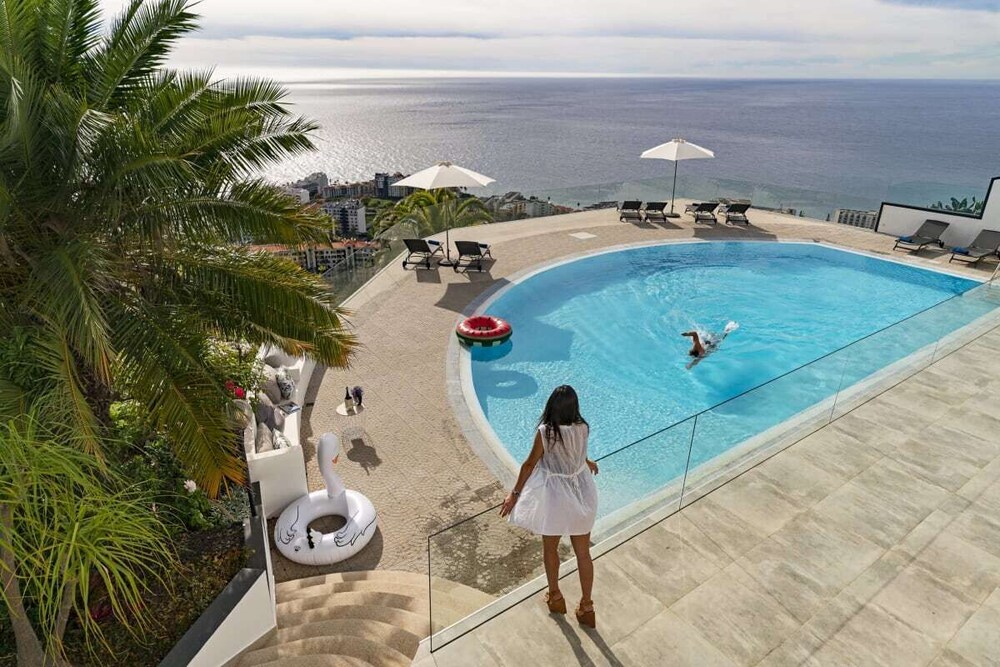 Sky Villa Fantastic Pool and Phenomenal View in a Luxury Urbanization — 4-Star Luxury Hotel in Funchal, Portugal