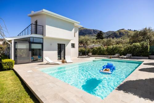 Luxury villa Taravilla with pool — 4-Star Luxury Hotel in Altavilla Milicia, Italy