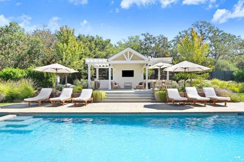New Moon Mountain Family Retreat W Pool And Views Plus Wine Passport in Sonoma, United States