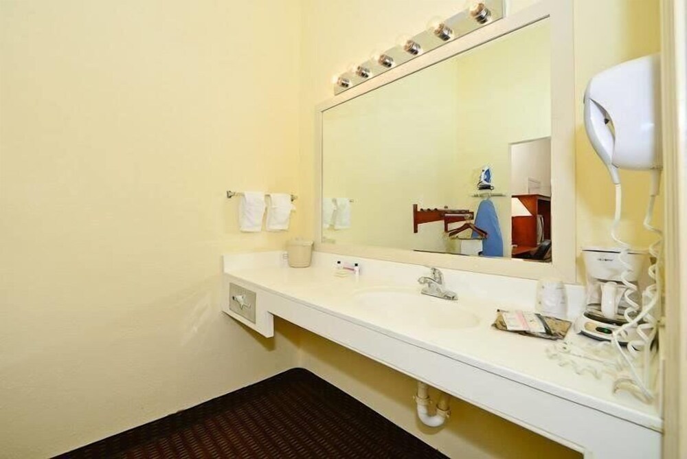 Manchester Heritage Inn And Suites - photo 19