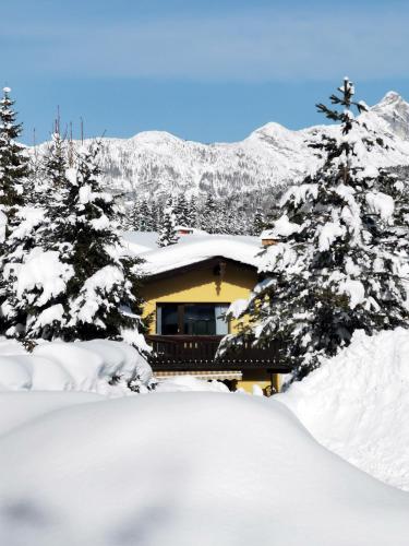 The Seefeld Retreat Central Family Friendly Chalet Mountain Views — 4-Star Luxury Hotel in Seefeld In Tirol, Austria