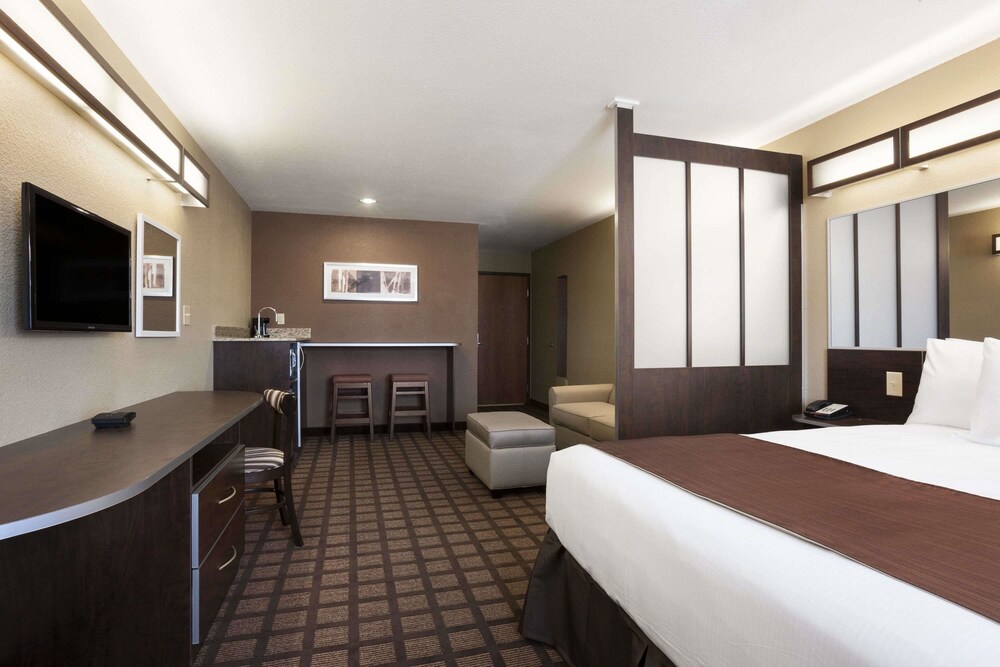 Microtel Inn & Suites by Wyndham Kenedy Karnes City - photo 12