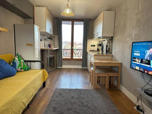 Appt 5mins To Paris Gare de Lyon with Terrace — hotel in Maisons-Alfort
