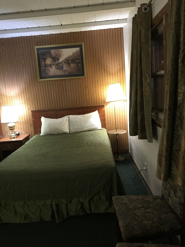 Colonial Inn Dyersville - photo 23