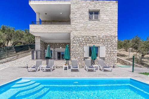 Elysian Stone Villa with Pool & Mountain View — 4-Star Luxury Hotel in Episkopi, Greece