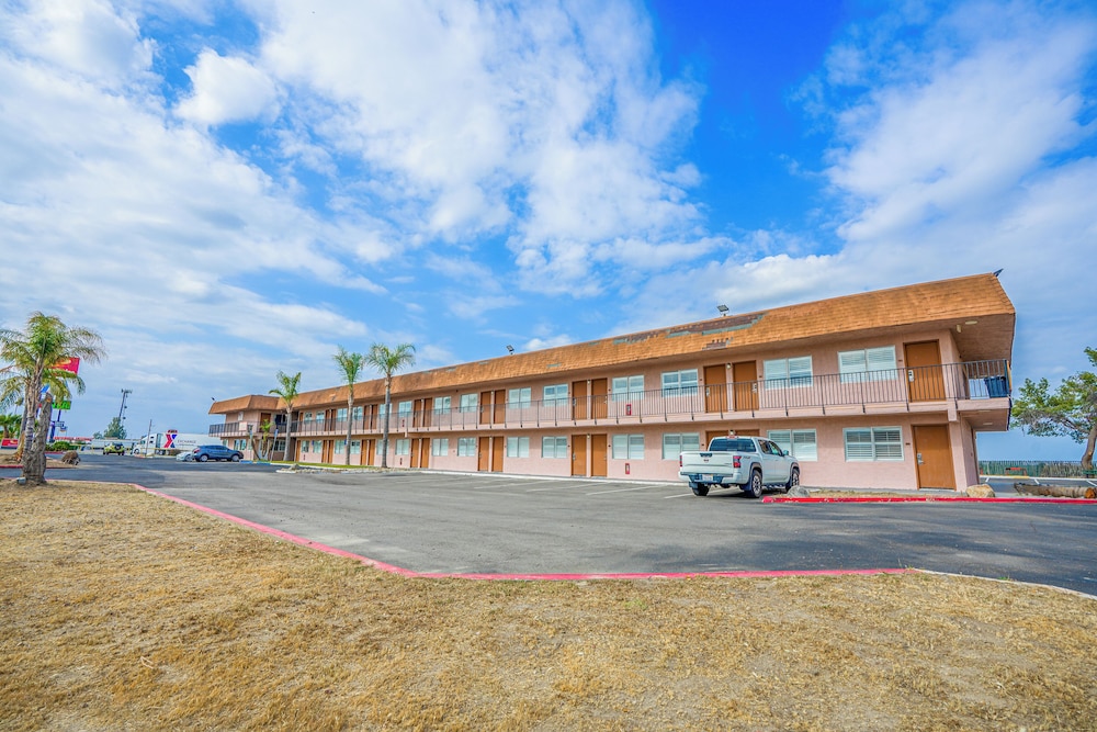 Economy Inn Buttonwillow Bakersfield I 5 - photo 28