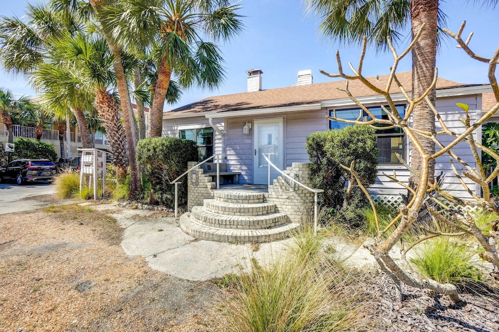 Indian Rocks Beach Cottage Walk to Beach — 4-Star Luxury Hotel in Indian Rocks Beach, United States