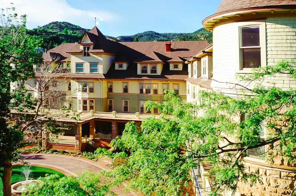 Cliff House at Pikes Peak — 4-Star Luxury Hotel in Manitou Springs, United States