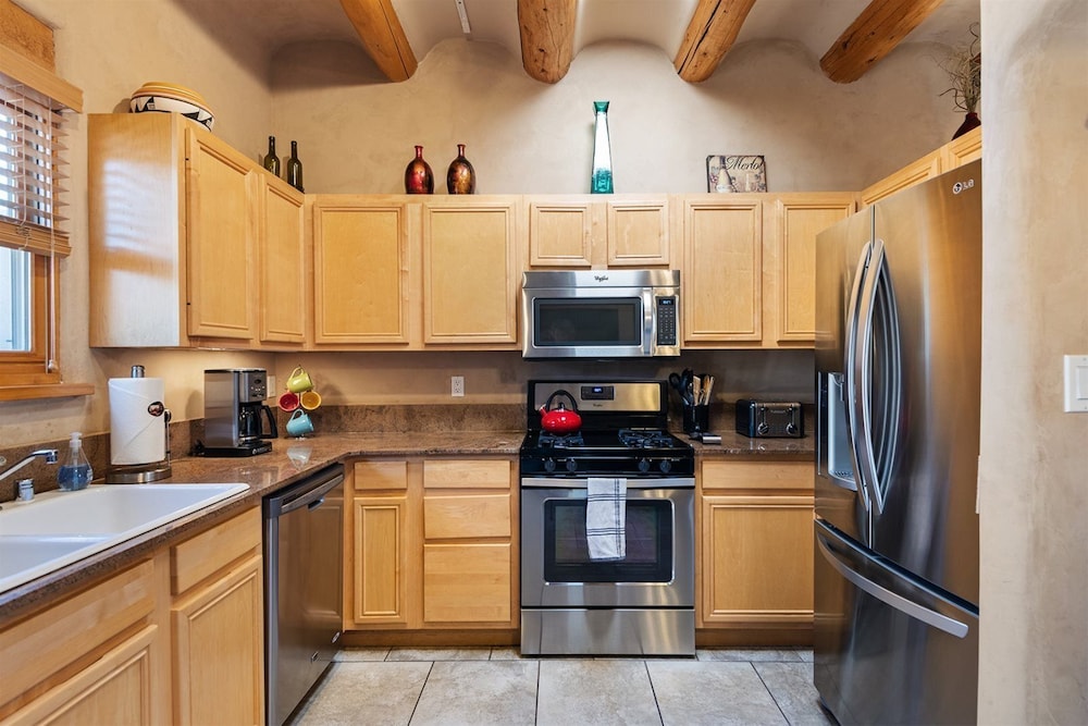 Kiva Stunning & Lovely With Kiva Fireplace Walk to the Plaza and the Railyard - photo 11