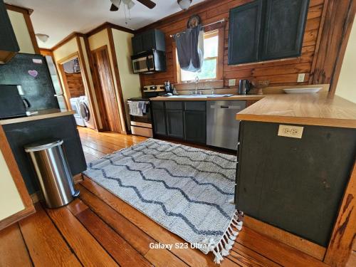 Modern Log House First Level Primary — 4-Star Luxury Hotel in Winchester, United States