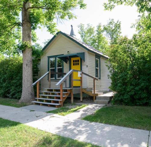 Adorable and Cozy Bungalow — 4-Star Luxury Hotel in Great Falls, United States