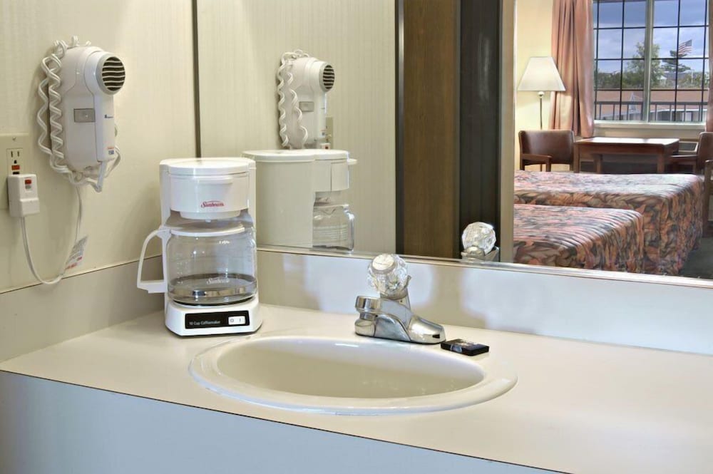 Great Lakes Inn - photo 25