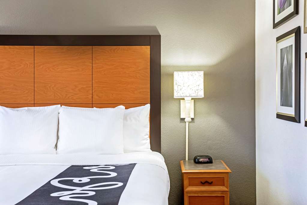 La Quinta Inn & Suites by Wyndham Tucson Airport - photo 9