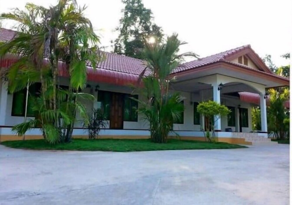 Baan Suan Varaphan — hotel in Yasothon