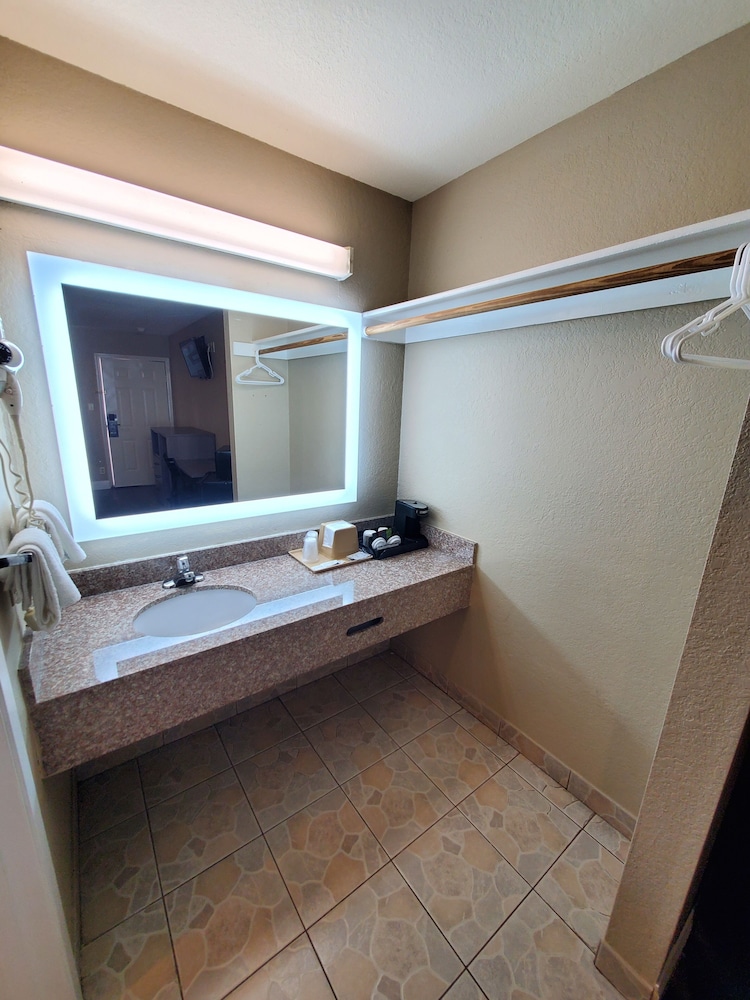 Rodeway Inn Downtown - photo 13