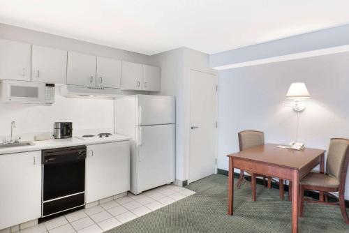 Hawthorn Suites by Wyndham Sacramento - photo 17