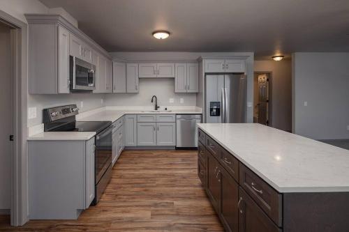 Top floor lakefront condo with Mountain Views — 4-Star Luxury Hotel in Wasilla, United States