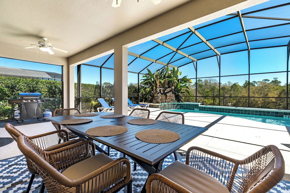 Luxury Emerald Island Resort Villa with Stunning Pool Deck and Lake View Near Disney — 4-Star Luxury Hotel in Kissimmee, United States