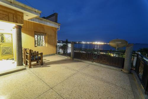 Kampala Lake View Getaway 1BR 2PPL — 4-Star Luxury Hotel in Kampala, Republic of Uganda