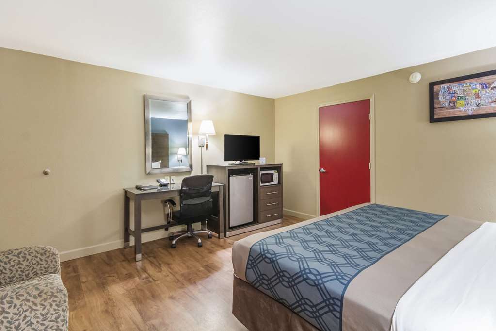 Econo Lodge Inn & Suites I 35 at Shawnee Mission - photo 24