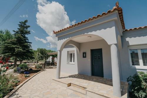 Theofania's Home — 4-Star Luxury Hotel in Kiato, Greece
