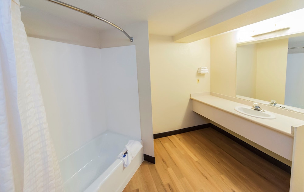 Red Roof Inn Raleigh Southwest Cary - photo 18