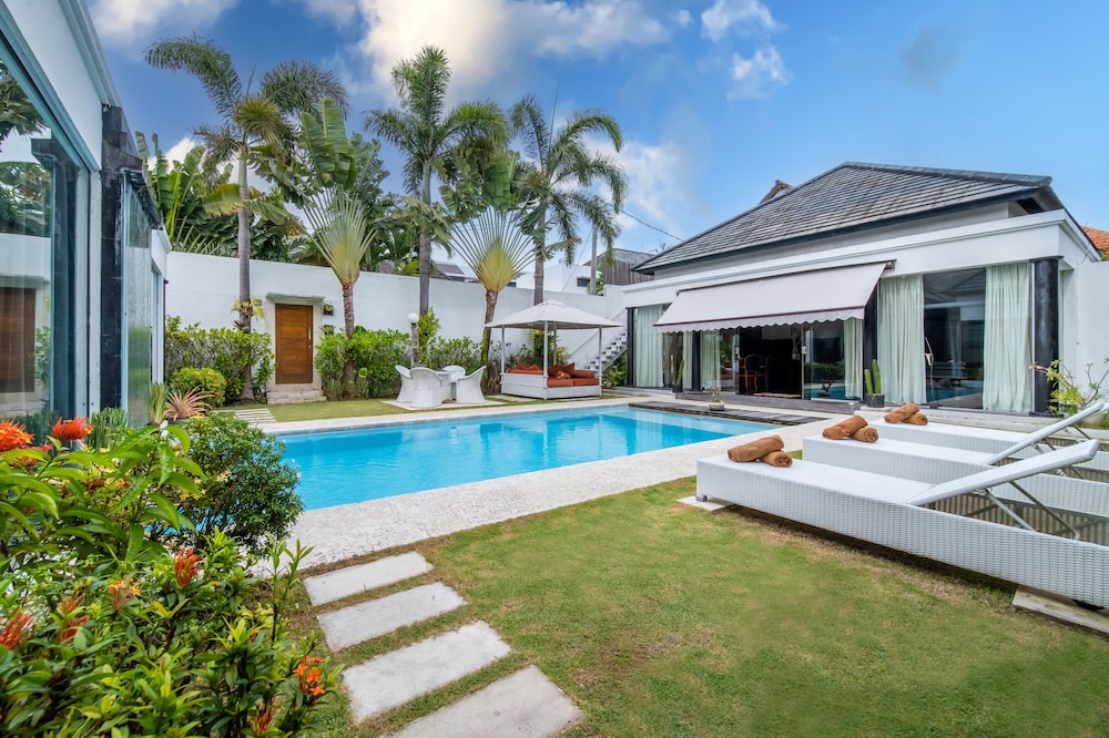 Serene 4br Seminyak Villa with Tropical — 4-Star Luxury Hotel in Seminyak, Indonesia