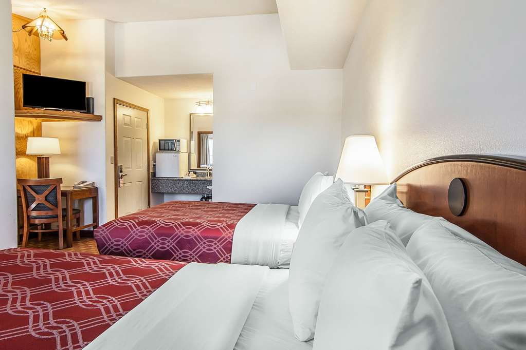 Econo Lodge Inn & Suites Madras - photo 8