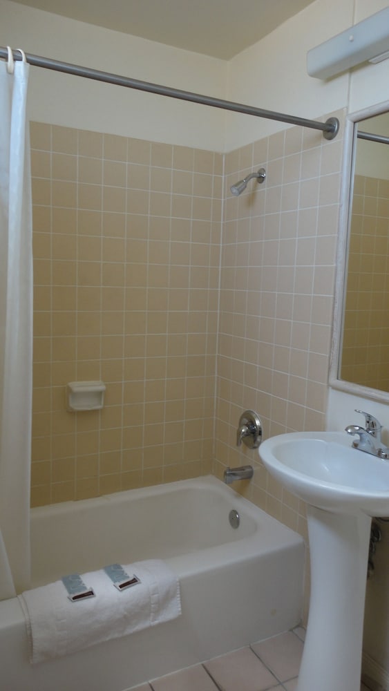 Imperial 400 Motor Inn - photo 17