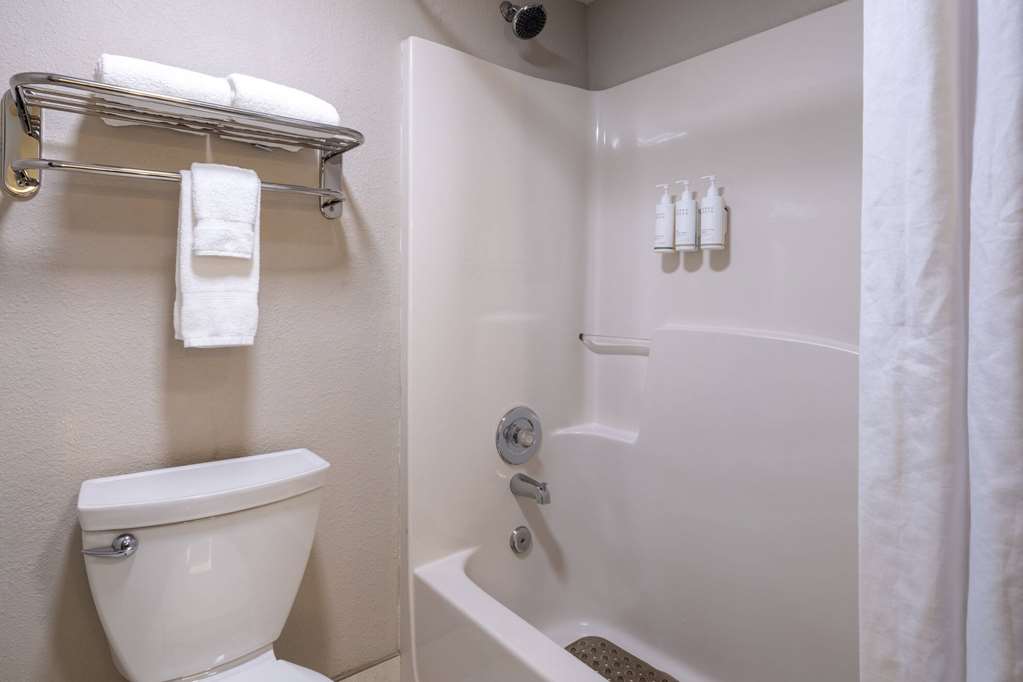 Days Inn & Suites by Wyndham Commerce - photo 20