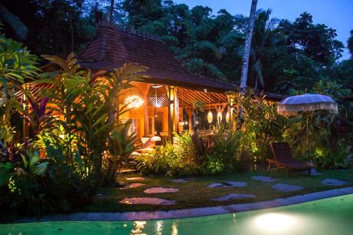 Villa Mahadevi 1 Open Air Jungle Joglo Near Ubud — 4-Star Luxury Hotel in Ubud, Indonesia