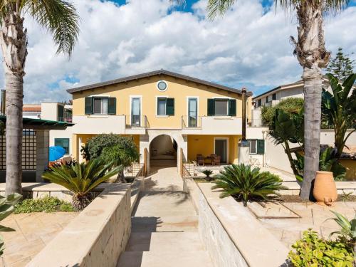 Seaside Apartment with BBQ & Garden — 4-Star Luxury Hotel in San Lorenzo, Italy