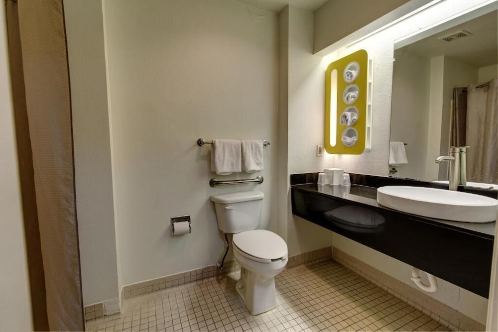 Executive Inn & Suites Hobby - photo 16