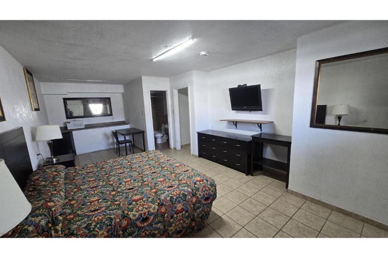 Super 7 Inn By OYO San Antonio NW Medical Center - photo 14