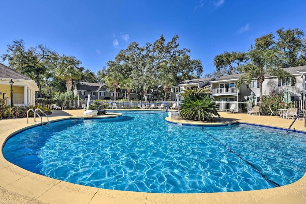 Resort style Condo in St Simons 1 Mi to Pier in Saint Simons Island, United States