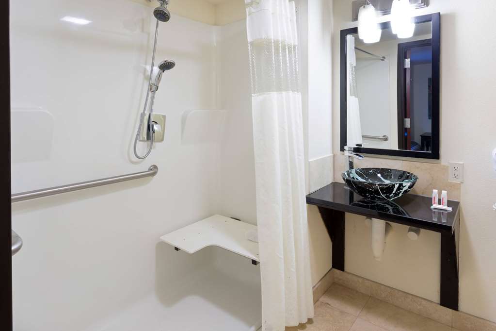 Days Inn & Suites by Wyndham Milwaukee - photo 9