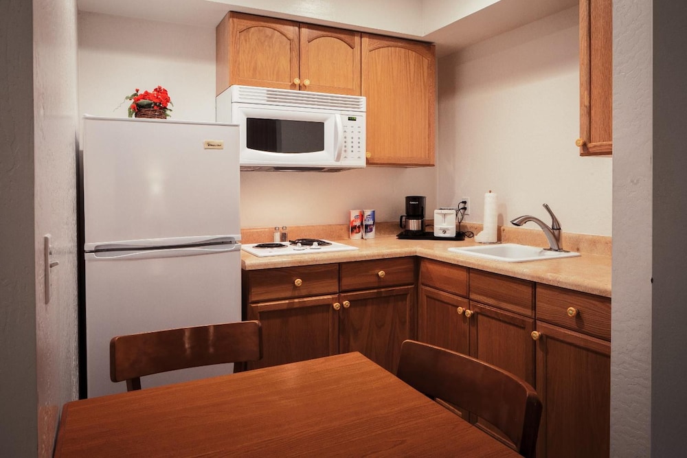 Pines Inn & Suites - photo 23