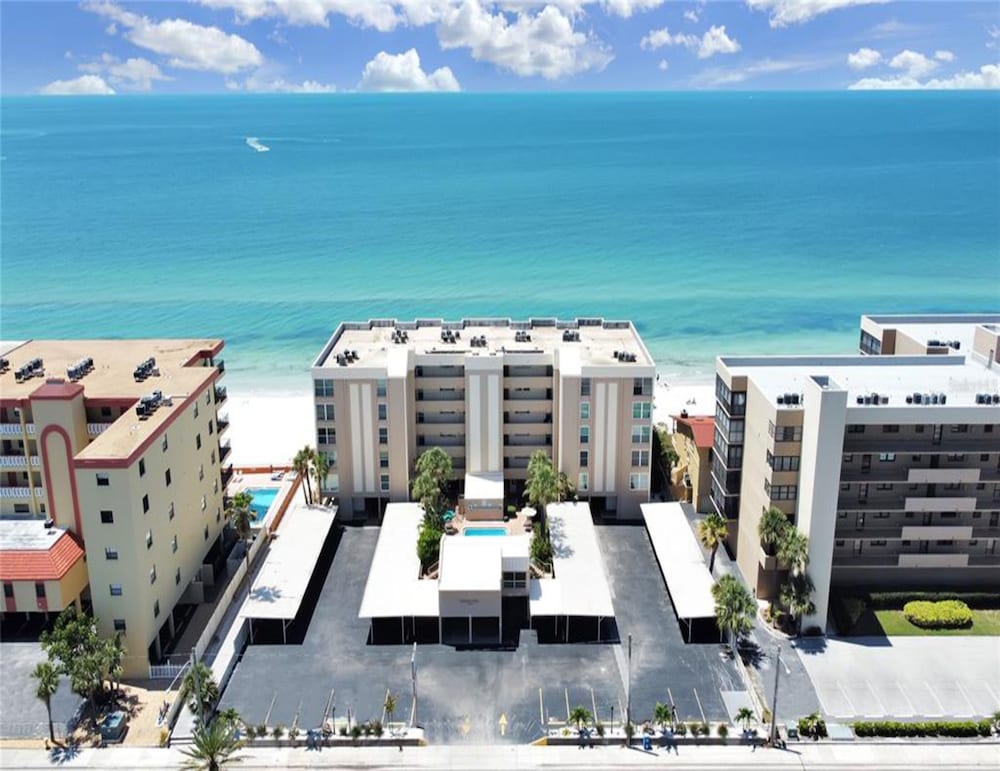 Madeira Vista 202 by Distinctive Beach Rentals — 4-Star Luxury Hotel in Madeira Beach, United States