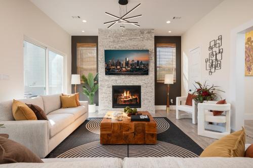 Thompson Luxuries 4BR Modern Townhome in Rice Military — 4-Star Luxury Hotel in Houston, United States