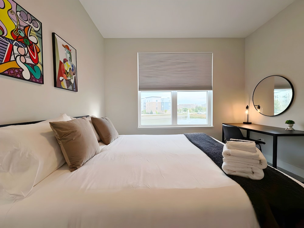 4BR Townhouse with Parking WV rep 3 — 4-Star Luxury Hotel in Warrenville, United States