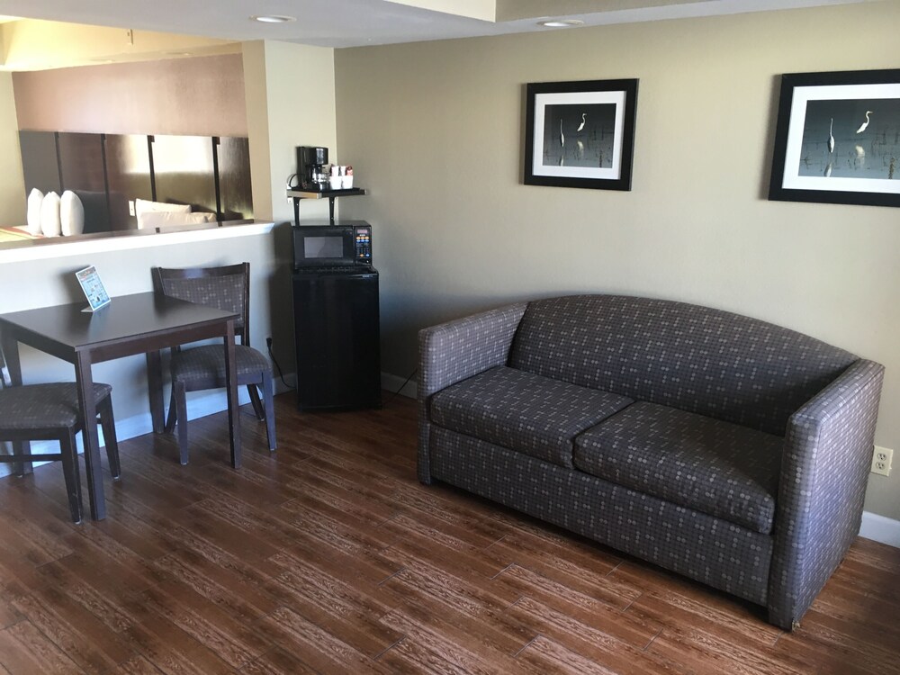 Boardwalk Inn and Suites - photo 7