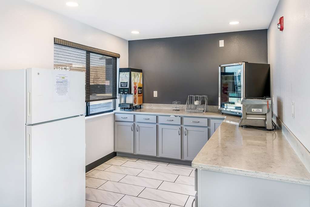 Americas Best Value Inn East Peoria - photo 8