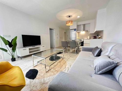 Jacinto Benavente 15 2a Con Parking Gratis by Ybh in Vigo, Spain