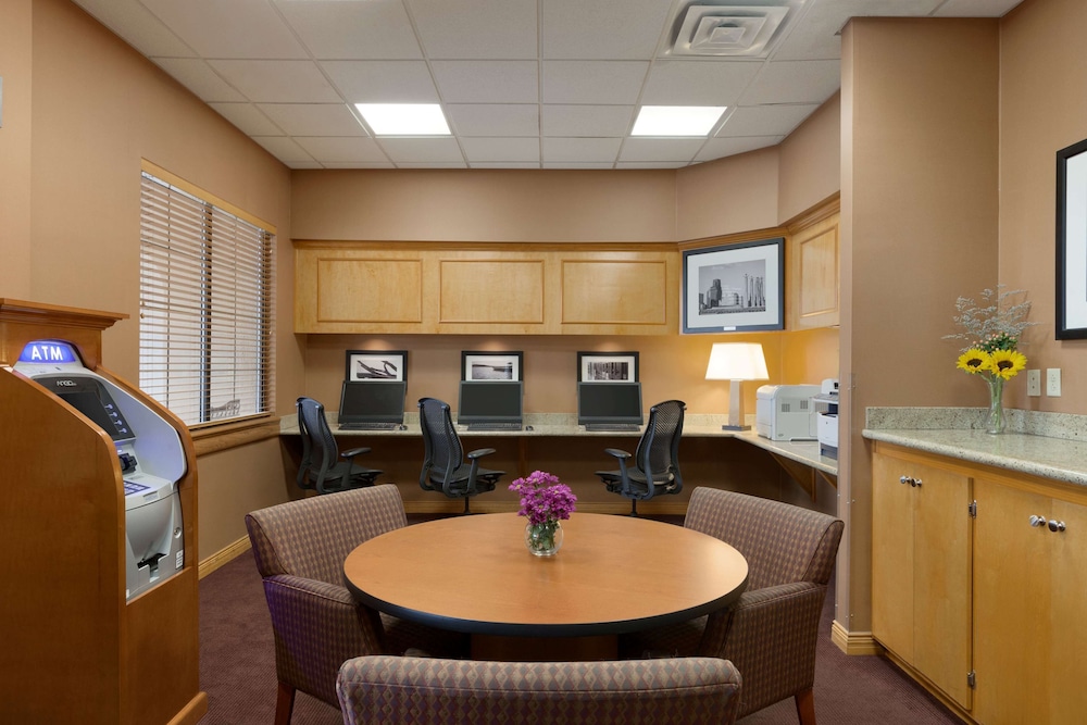 Embassy Suites by Hilton Kansas City International Airport - photo 68